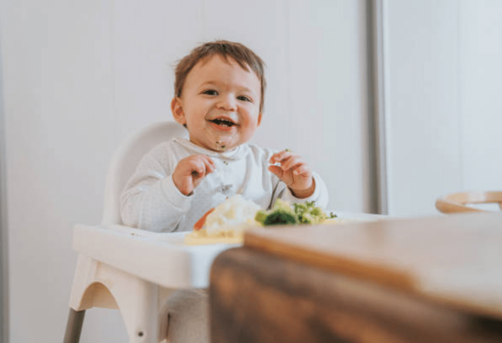 Helpful Guide: Weaning and introducing solids to a baby's diet