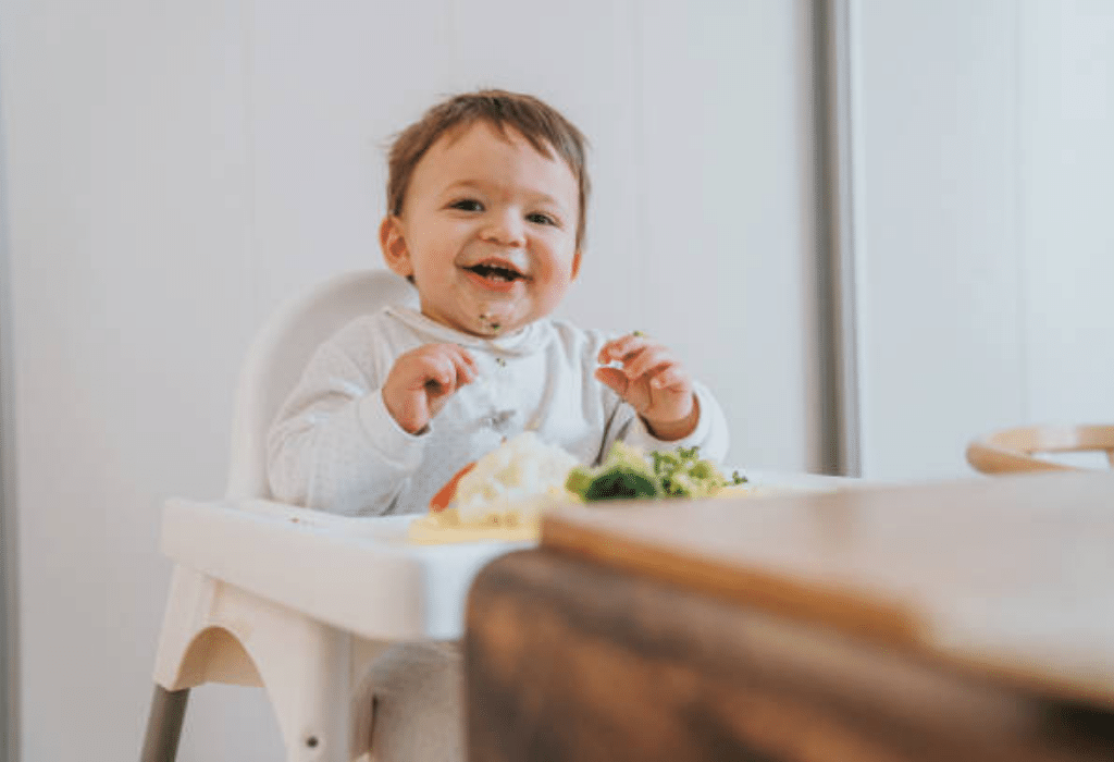 Helpful Guide: Weaning and introducing solids to a baby’s diet